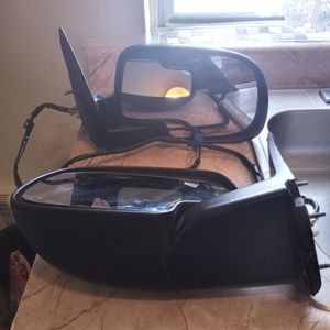 2 2005 chevy Tahoe side mirrors